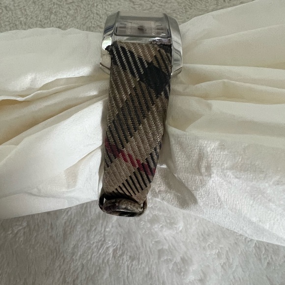 Burberry Stainless Steel BU1051 Classic Women's Wristwatch - Picture 5 of 8